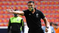 Ignacio Ambriz da indicaciones en el duelo ante América