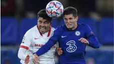 Marcos Acuña y Pulisic disputan un balón