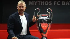 Hansi Flick posa con el trofeo de la Champions League