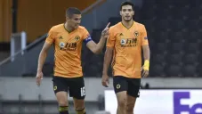 Jiménez y Coady durante un partido con Wolves