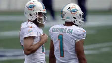 Ryan Fitzpatrick y Tua Tagovailoa, calientan previo a un juego