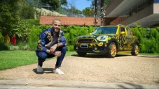 Dani Alves posando con su auto en venta