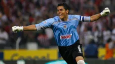 Oswaldo Sánchez durante un partido con Chivas en 2006