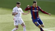 Lenglet y Valverde disputan un balón en el Clásico Español