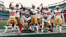 Jugadores de los 49ers festejan una anotación