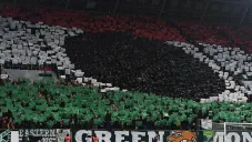 Afición del Ferencváros realiza un mosaico