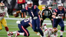 Cam es capturado por la defensa de los 49ers