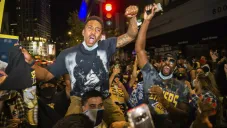 Fans Lakers en celebración
