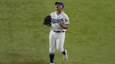 Julio Urías festeja en en juego de Dodgers