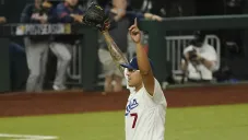 Julio Urías festeja en un juego con Dodgers