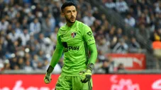 Camilo Vargas durante un duelo con el Atas en Liga MX