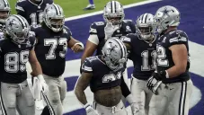 Jugadores de Dallas festejan una anotación