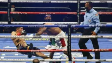 El momento en que Davis derriba a Leo Santa Cruz