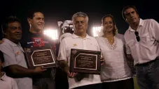 Juan Dosal recibiendo un reconocimiento