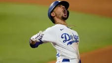 Betts festeja en un partido de los Dodgers
