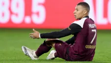 Kylian Mbappé durante un duelo con el PSG