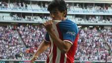 JJ Macías celebra besando el escudo de Chivas