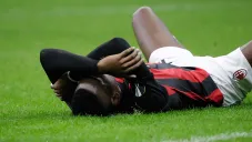 Rafael Leao, recostado en el césped de San Siro