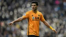 Raúl Jiménez en acción con Wolverhampton