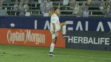 Chicharito celebrando su gol como LeBron James