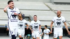 Jugadores de Pumas festejan una anotación