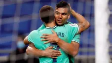 Casemiro y Eden Hazard durante un duelo con el Real Madrid