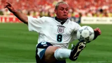 Paul Gascoigne durante un duelo con su selección