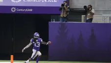 Dalvin Cook festeja un touchdown con los fotógrafos