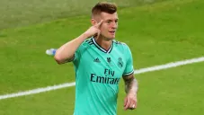 Toni Kroos durante un duelo con el Real Madrid