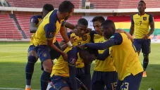 Jugadores de Ecuador festejan el tanto de la victoria en La Paz