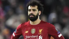 Mohamed Salah durante un duelo con el Liverpool