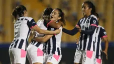 Jugadoras de Rayadas en festejo