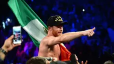 Canelo festeja una victoria
