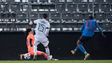 Ochoa detiene de forma correcta una ataque del rival