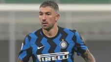 Aleksandar Kolarov durante un duelo con el Inter