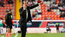 Profe Cruz da indicaciones en un juego del Necaxa