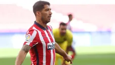 Luis Suárez durante un duelo con el Atlético de Madrid