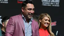 Óscar de la Hoya sostiene un cinturón