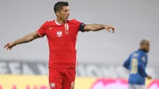 Lewandowski durante un partido con Polonia