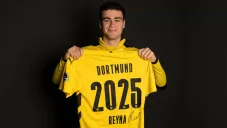 Giovani Reyna posa con la camiseta del Borussia Dortmund