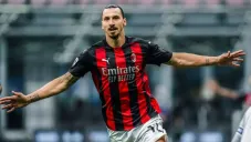Zlatan Ibrahimovic festeja un gol con el Milan