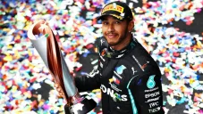 Video: Lewis Hamilton sufrió una 'dejada' de fantasía de su papá jugando tenis