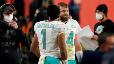 Tagovailoa y Fitzpatrick durante el partido ante Broncos