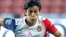 Macías corre en un juego de Chivas
