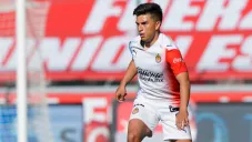 Fernando Beltrán durante un duelo con Chivas