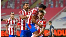 Jugadores de Chivas durante el juego vs Necaxa