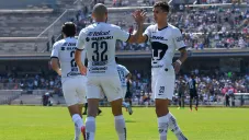 Dinenno y González, tras un gol de Pumas