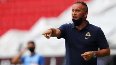 Andrés Lillini da indicaciones durante un duelo de Pumas