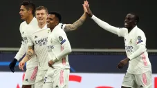 Jugadores Merengues festejan una anotación ante el Inter