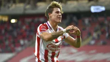 Chicote Calderón celebrando su anotación con Chivas